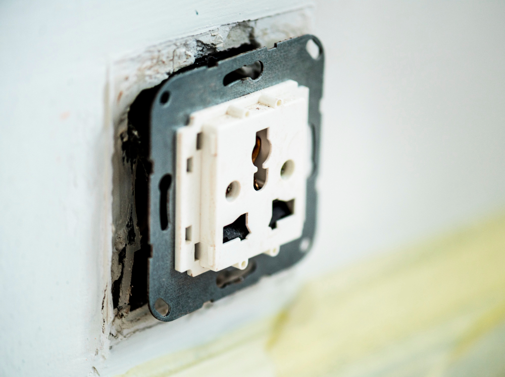 Riscuri în folosirea prelungitoarelor vechi pentru multiple electrocasnice