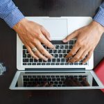 Cum să scrii postări de blog asistate de AI, fără să pară artificiale