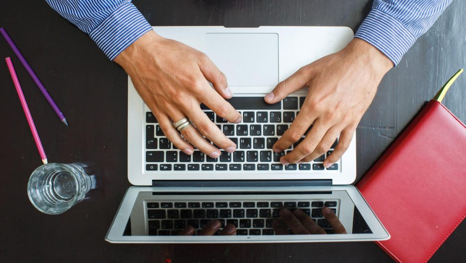 Cum să scrii postări de blog asistate de AI, fără să pară artificiale