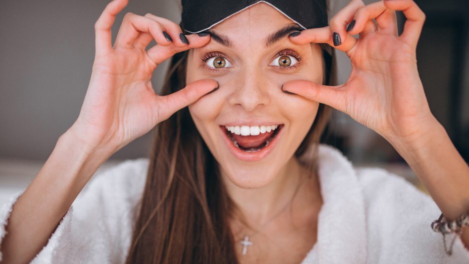 Rutina de îngrijire a ochilor care previne aspectul obosit