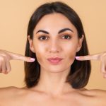 Cum să obții un efect de lifting facial fără machiaj