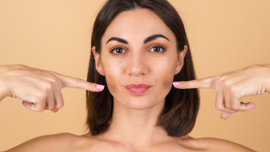 Cum să obții un efect de lifting facial fără machiaj