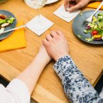 Te simți greu după masă? Nu e doar despre mâncare