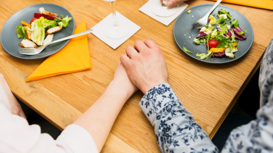 Te simți greu după masă? Nu e doar despre mâncare