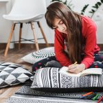 Cum să creezi un spațiu cozy cu pături și textile pufoase