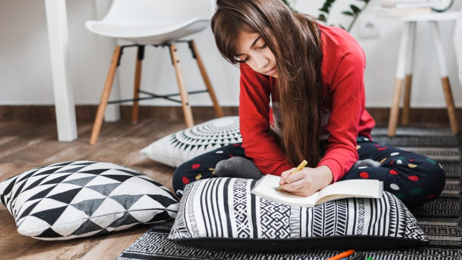 Cum să creezi un spațiu cozy cu pături și textile pufoase
