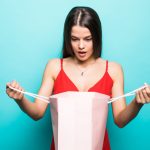 Cum previi petele post-acneice înainte să devină greu de estompat