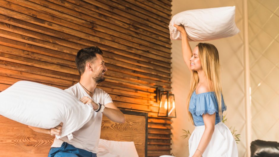 Dormitorul cu aer de vacanță liniștită: alburi calde, lemn deschis și țesături naturale