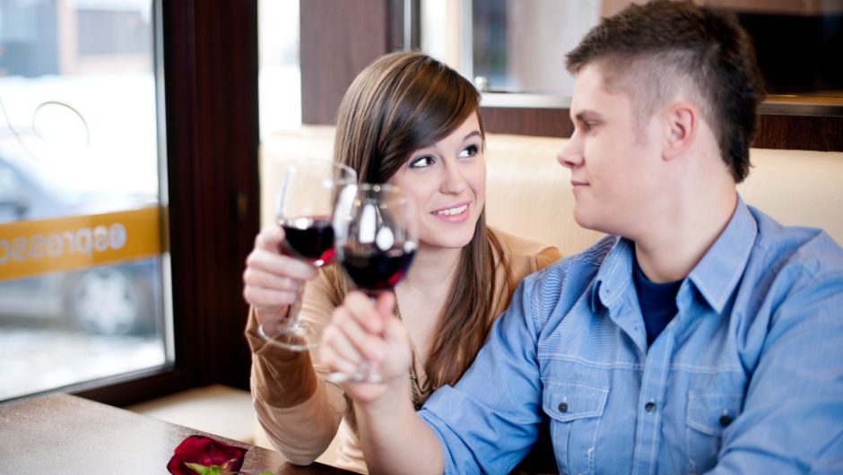 Cum să te îmbraci la o degustare de vinuri sau la un eveniment în vie