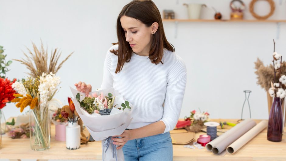 Cum faci un aranjament floral care rezistă mai mult